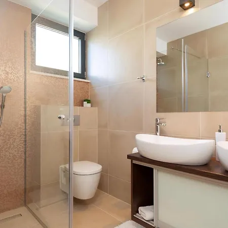 Deluxe 1 6 Beautiful Bedrooms - Sea Front Private Pools - Sauna *