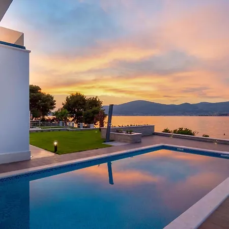 Deluxe 1 6 Beautiful Bedrooms - Sea Front Private Pools - Sauna *