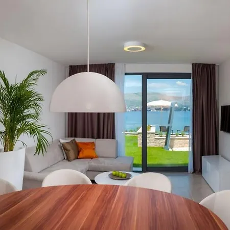 Villa Deluxe 1 6 Beautiful Bedrooms - Sea Front Private Pools - Sauna Trogir