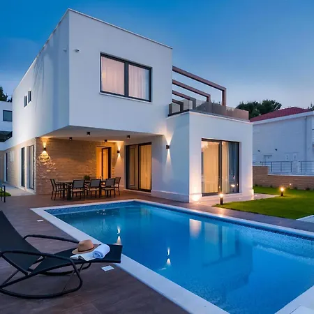 Deluxe 1 6 Beautiful Bedrooms - Sea Front Private Pools - Sauna Trogir