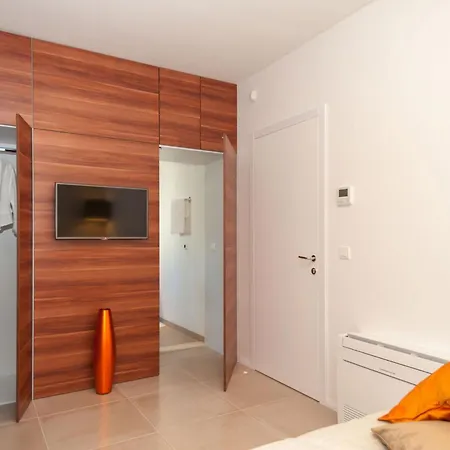 Deluxe 1 6 Beautiful Bedrooms - Sea Front Private Pools - Sauna *