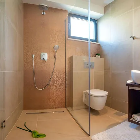 Deluxe 1 6 Beautiful Bedrooms - Sea Front Private Pools - Sauna فيلة