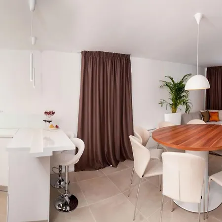 Deluxe 1 6 Beautiful Bedrooms - Sea Front Private Pools - Sauna فيلة