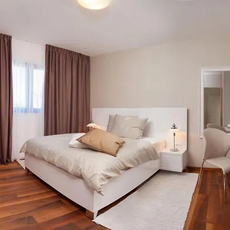 Deluxe 1 6 Beautiful Bedrooms - Sea Front Private Pools - Sauna *