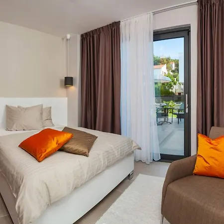 Deluxe 1 6 Beautiful Bedrooms - Sea Front Private Pools - Sauna فيلة