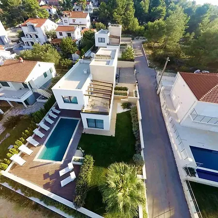 Seafront Deluxe Jevan 6 Beautiful Bedrooms Private Pool 빌라 트로기르