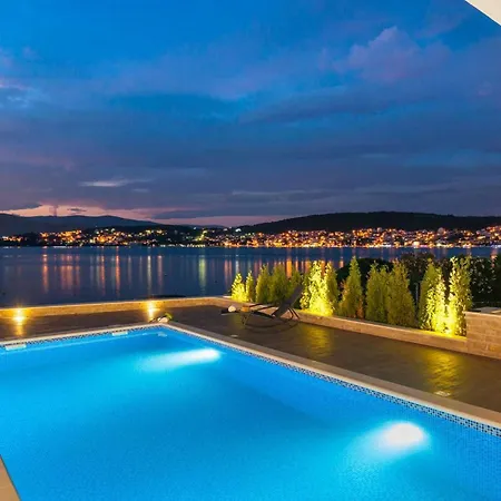 빌라 Seafront Deluxe Jevan 6 Beautiful Bedrooms Private Pool 트로기르