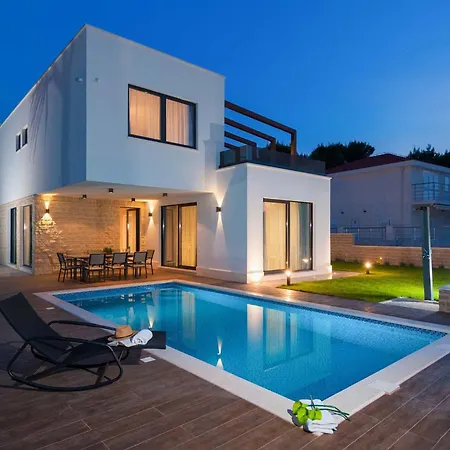 Deluxe 1 6 Beautiful Bedrooms - Sea Front Private Pools - Sauna تروغير